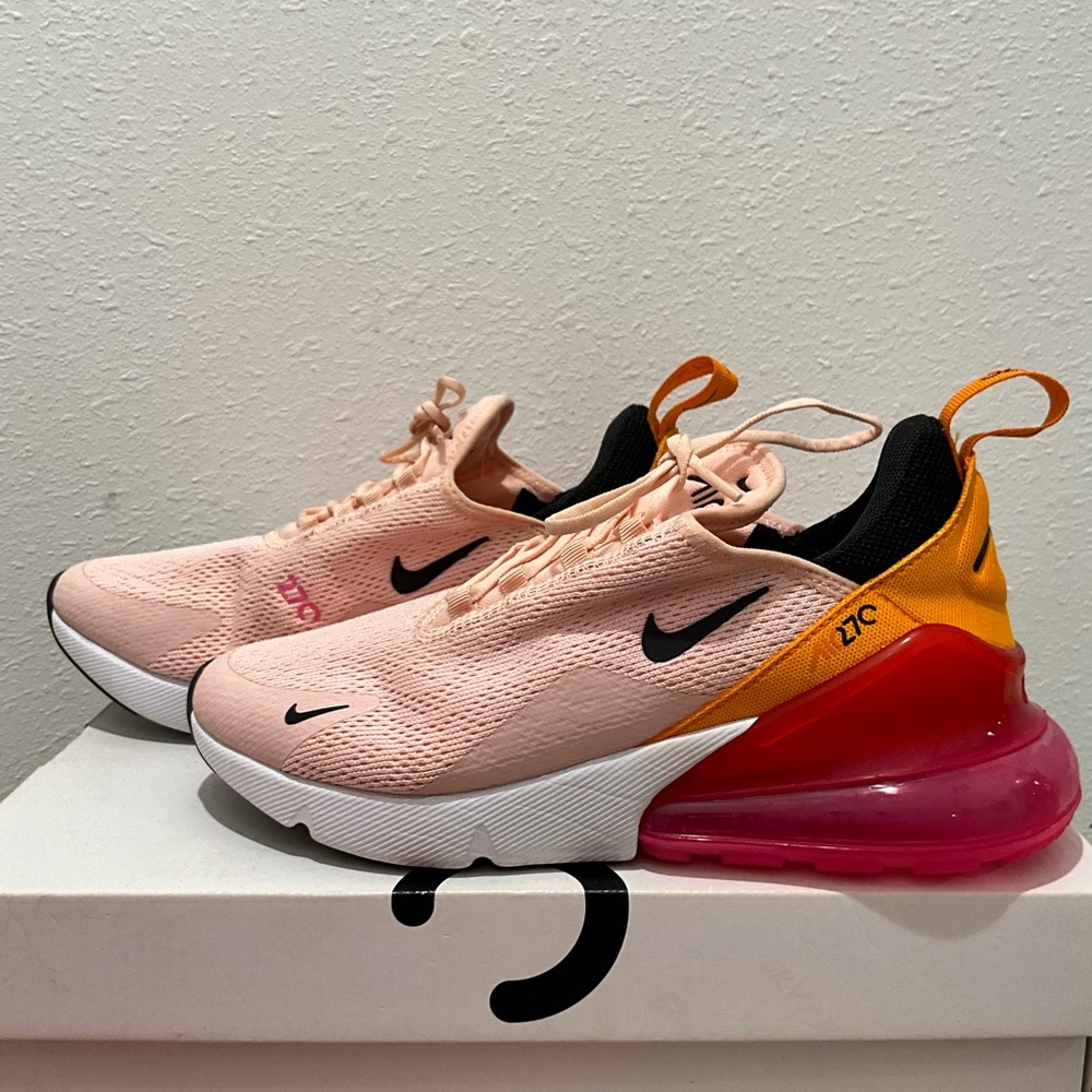Nike Air Max 270 in Pink and Orange